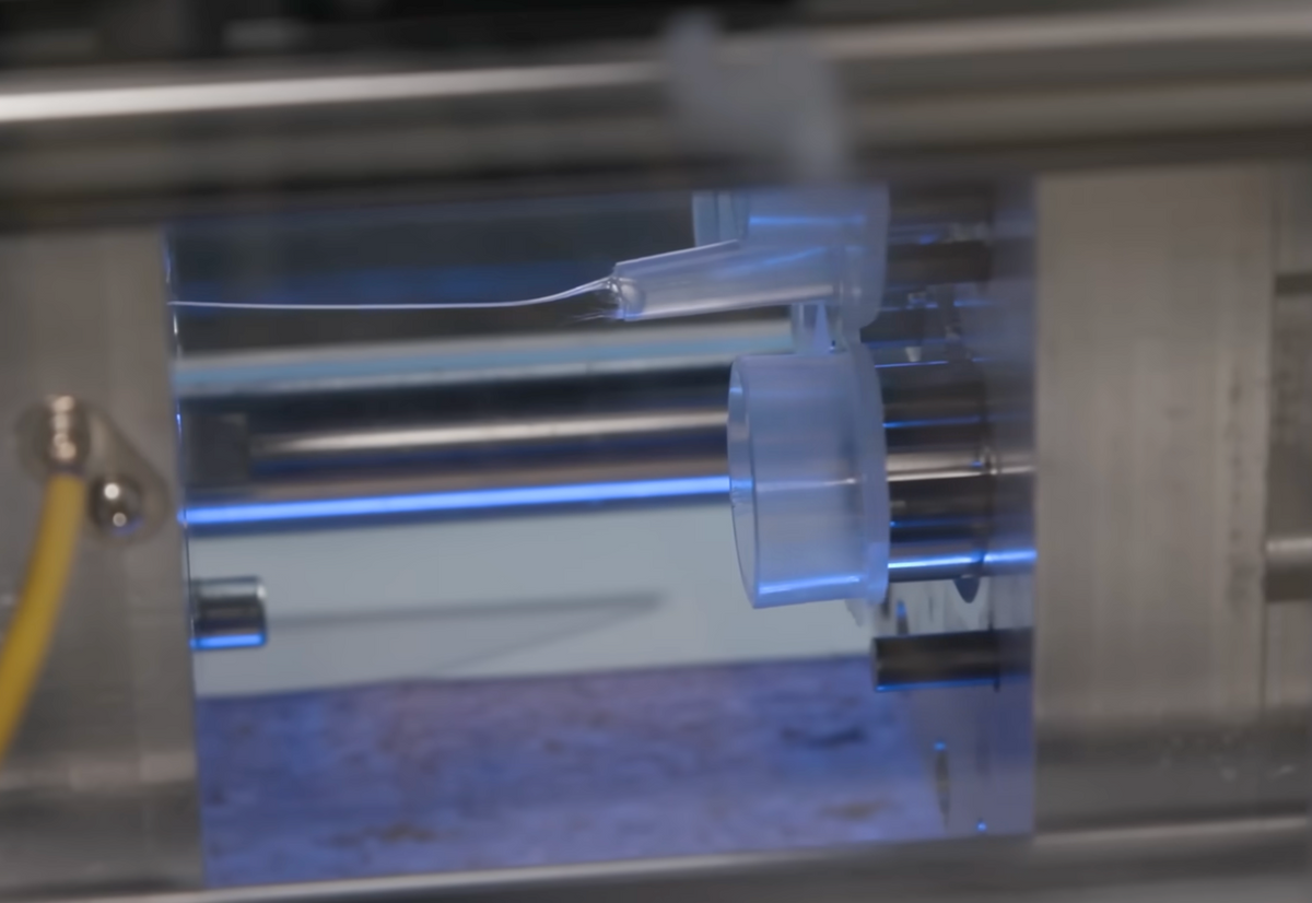 Manutenção Voxel — máquina em operação na linha de produção